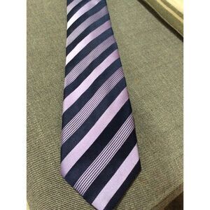 Kenneth Cole Reaction 100% Silk Purple striped men's necktie